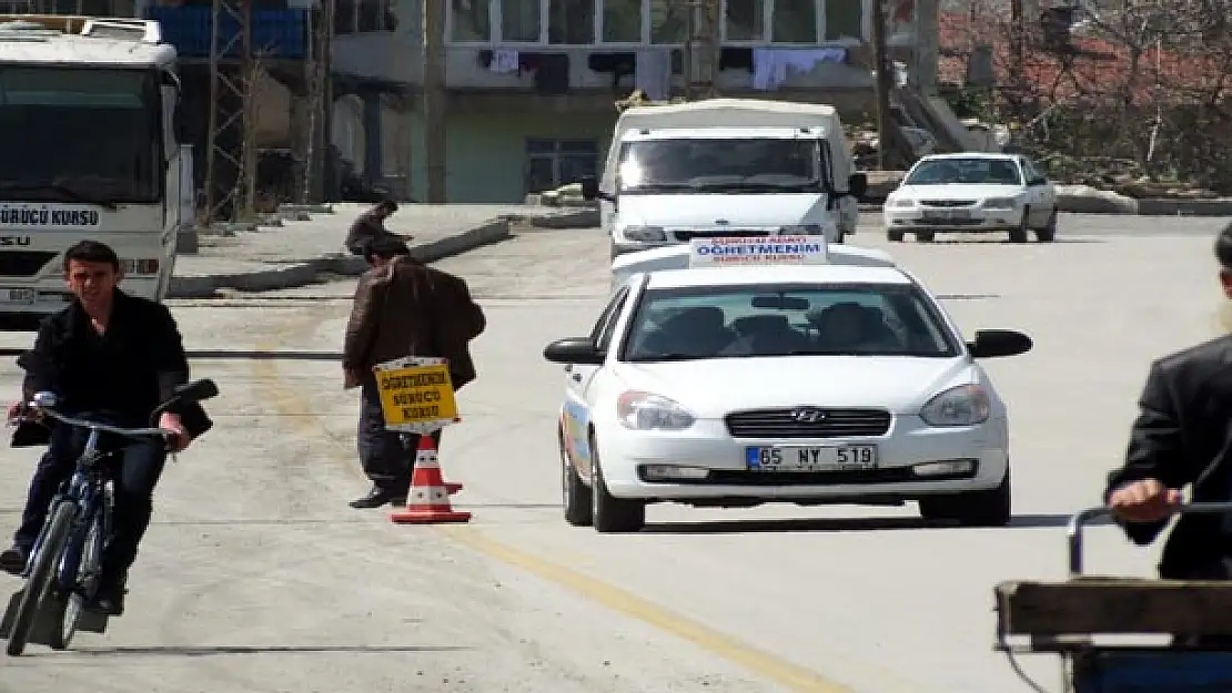 ULUSLARARASI YOL ACEMİLERİN PİSTİ OLDU