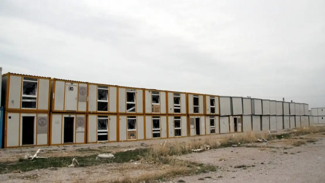 VAN'DAKİ KONTEYNERLER HURDAYA DÖNDÜ