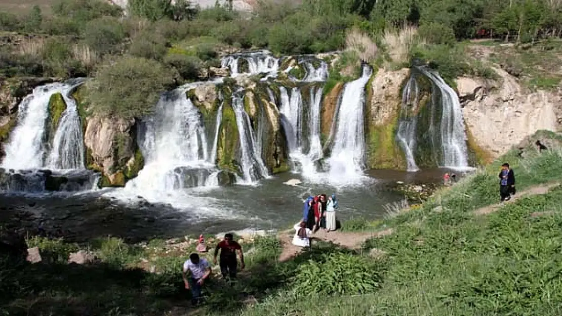 Muradiye Şalalesi Her Mevsim Ayrı Bir Güzel