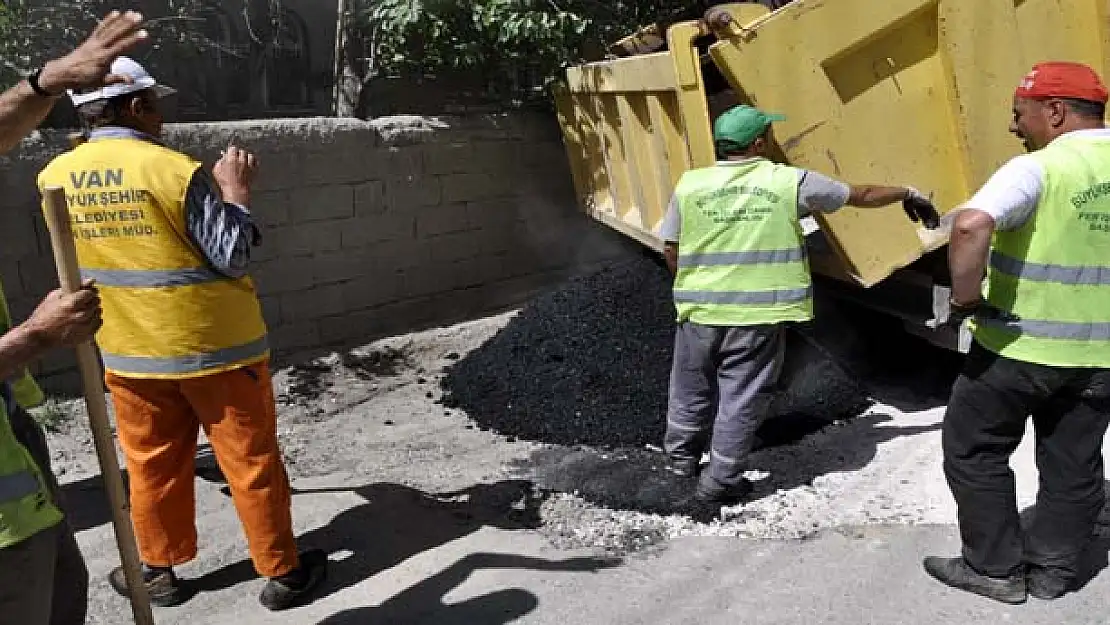 İpekyolu'nda Bozulan Yollar Onarılıyor