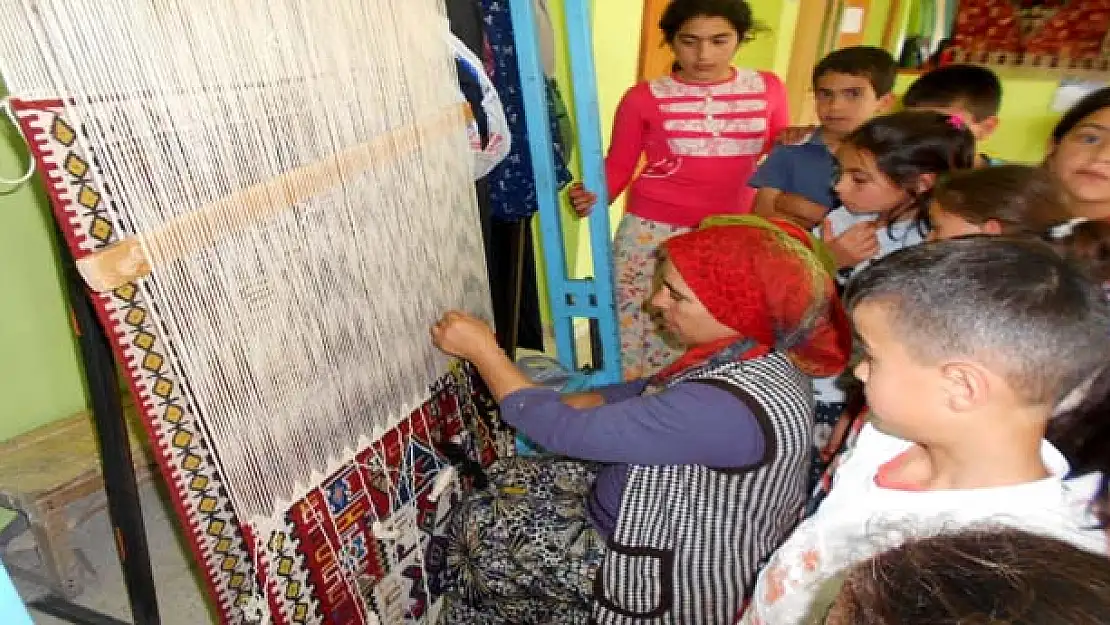 TEGV'li Çocuklar Kilim Dokudu