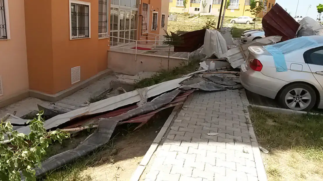 Fırtına TOKİde çatıları uçurdu, araçlara zarar verdi