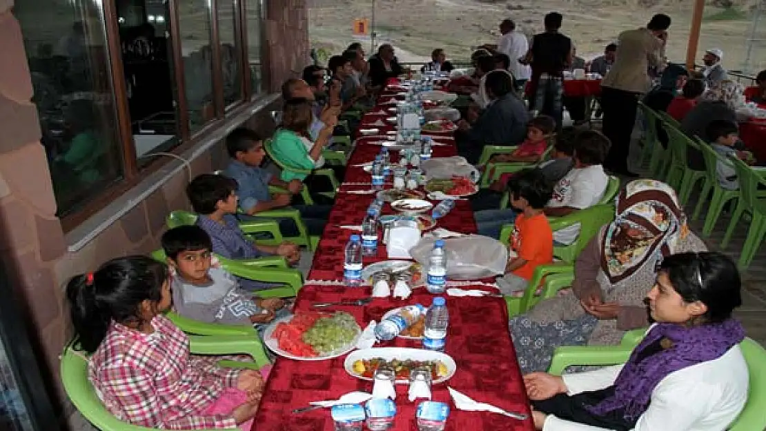 Kaymakam'dan Yetim Çocuklara İftar Yemeği