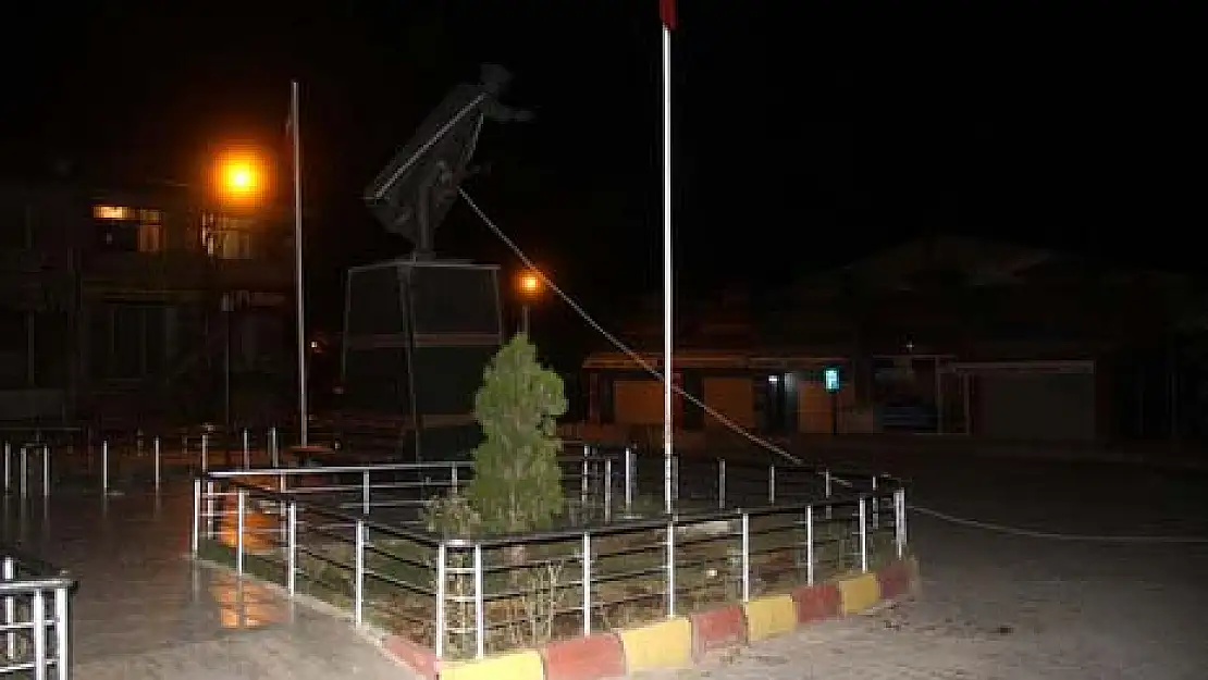 Başkale'de Atatürk Heykeline Saldırı