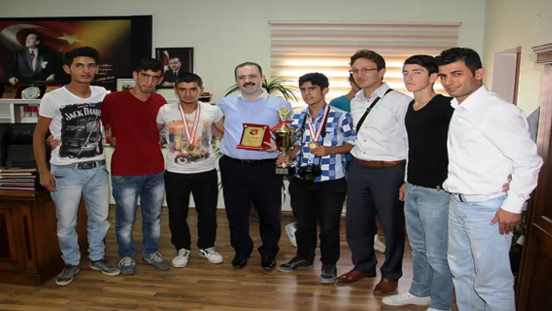 Kupalarını Başkan Özgökçe'ye Verdiler