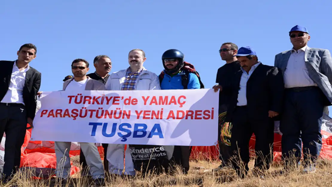 Tuşba Belediyesi'nden Yamaç Paraşütü Gösterisi