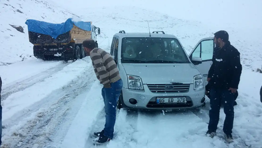 Bahçesaray Karayolu Ulaşıma Kapandı