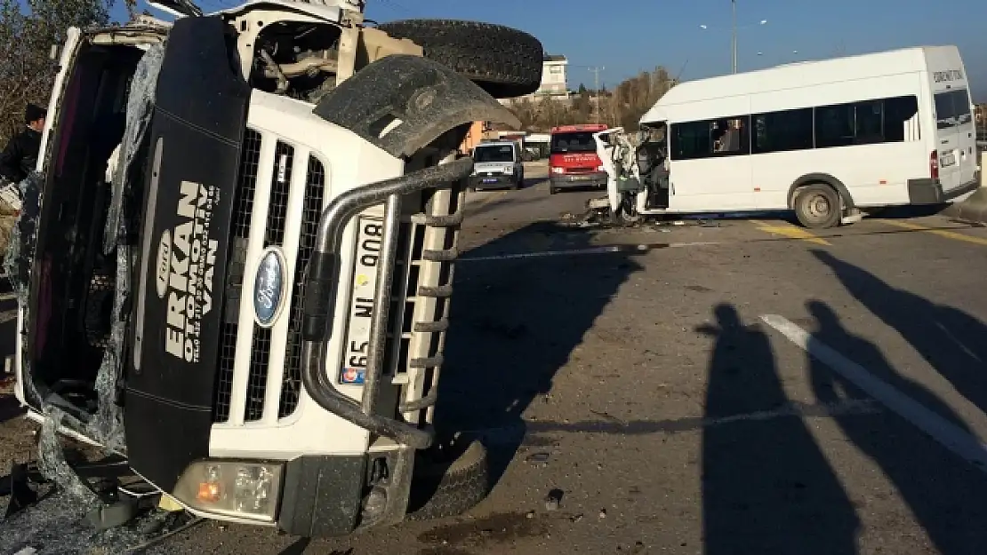 Edremit'te Trafik Kazası:  2  dana  telef oldu 3 kişi yaralandı