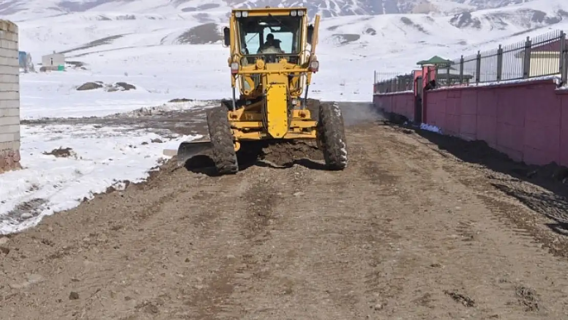 Özalp'ta yol çalışması 