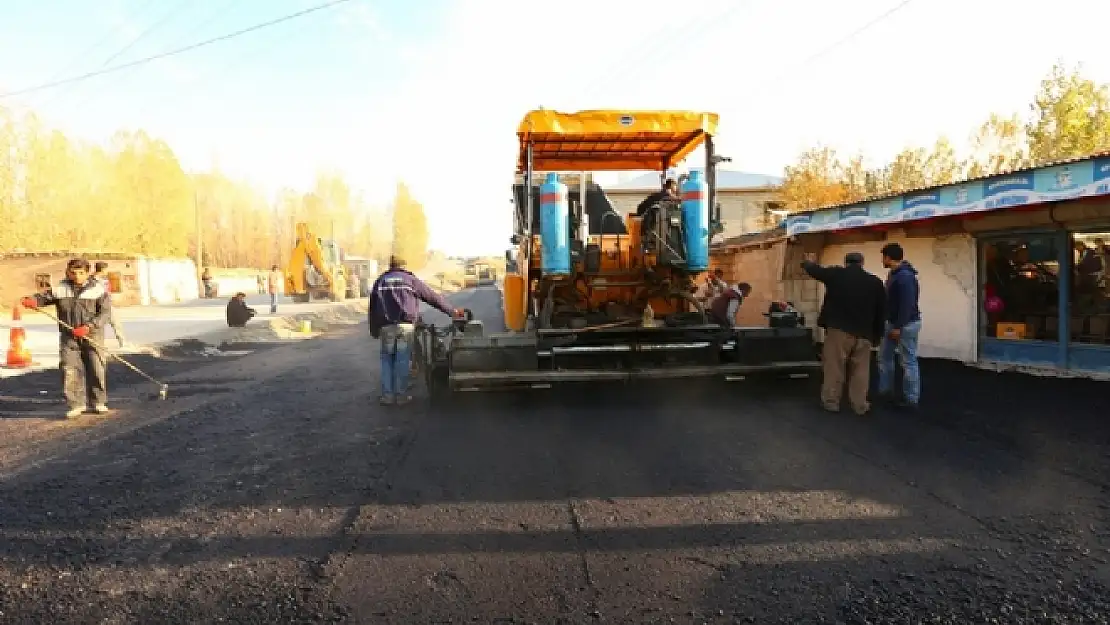 Edremit Belediyesi yol çalışması aralıksız devam ediyor. 