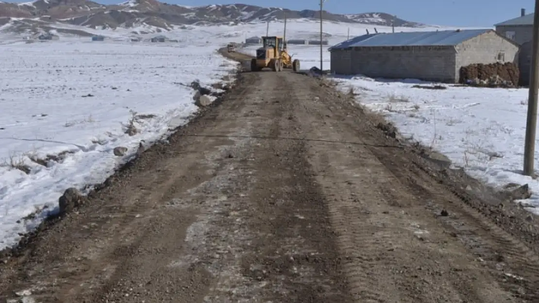 Özalp'te  yol çalışmalarını tamamladı.