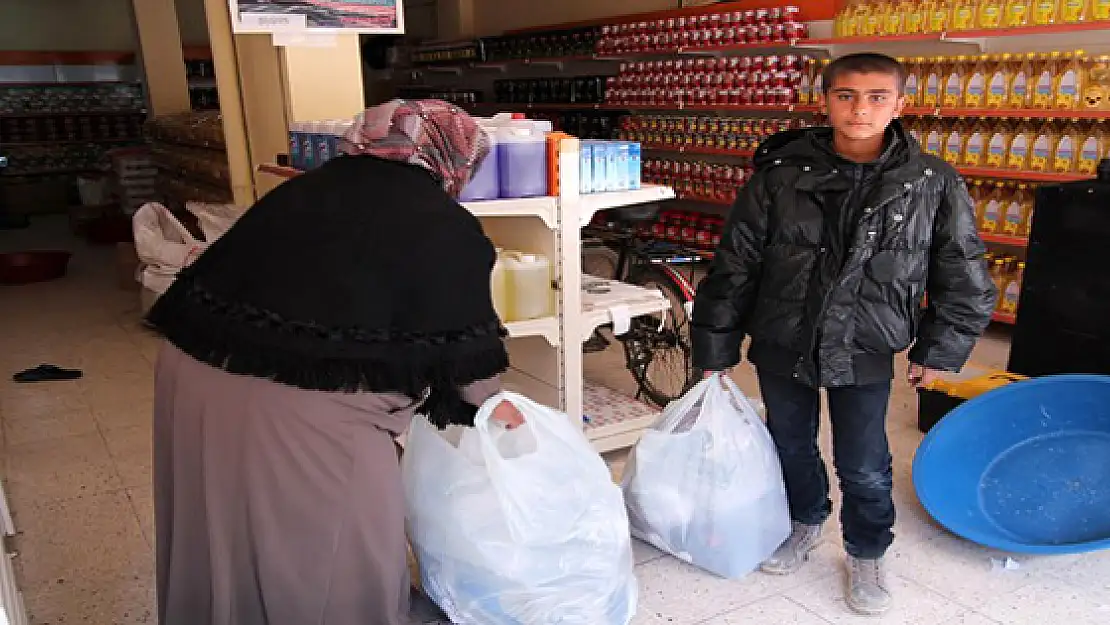 Rahmet Eli'nden Fakir Ailelere Yardım