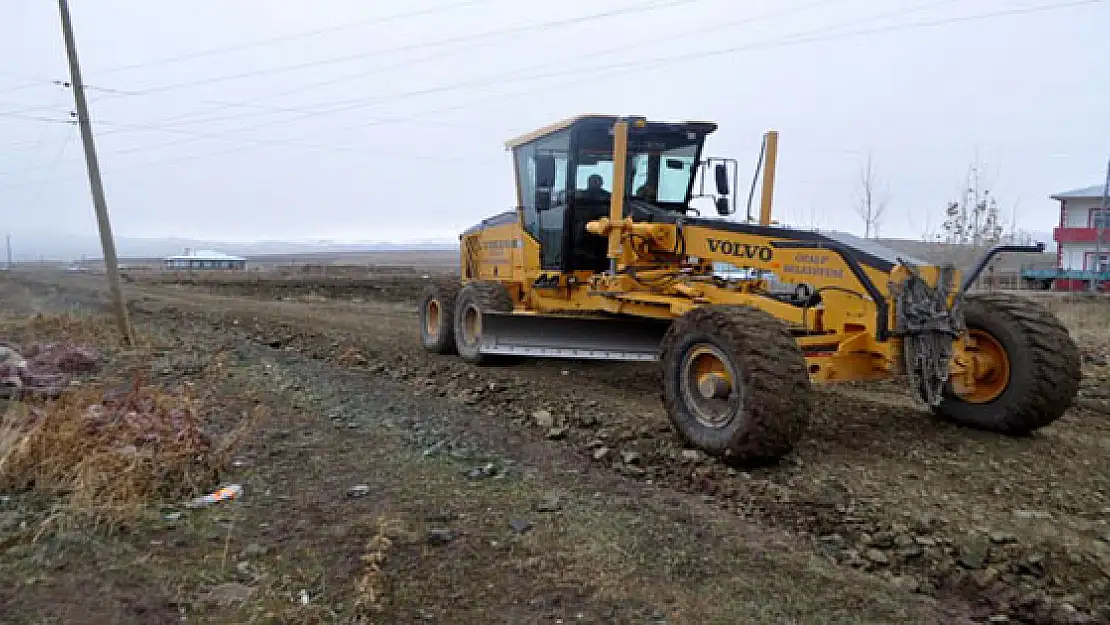 Özalp Belediyesi Yol Açma Çalışmaları Devam Ediyor