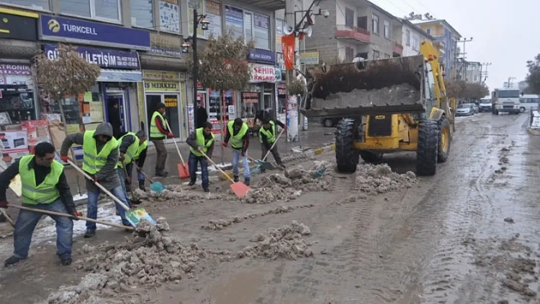 Özalp'ta kar temizleme çalışması