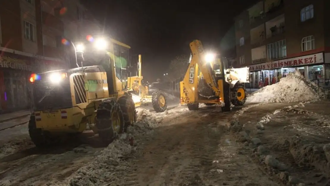 Özalp ilçe Belediyesi'nin gece mesaisi 