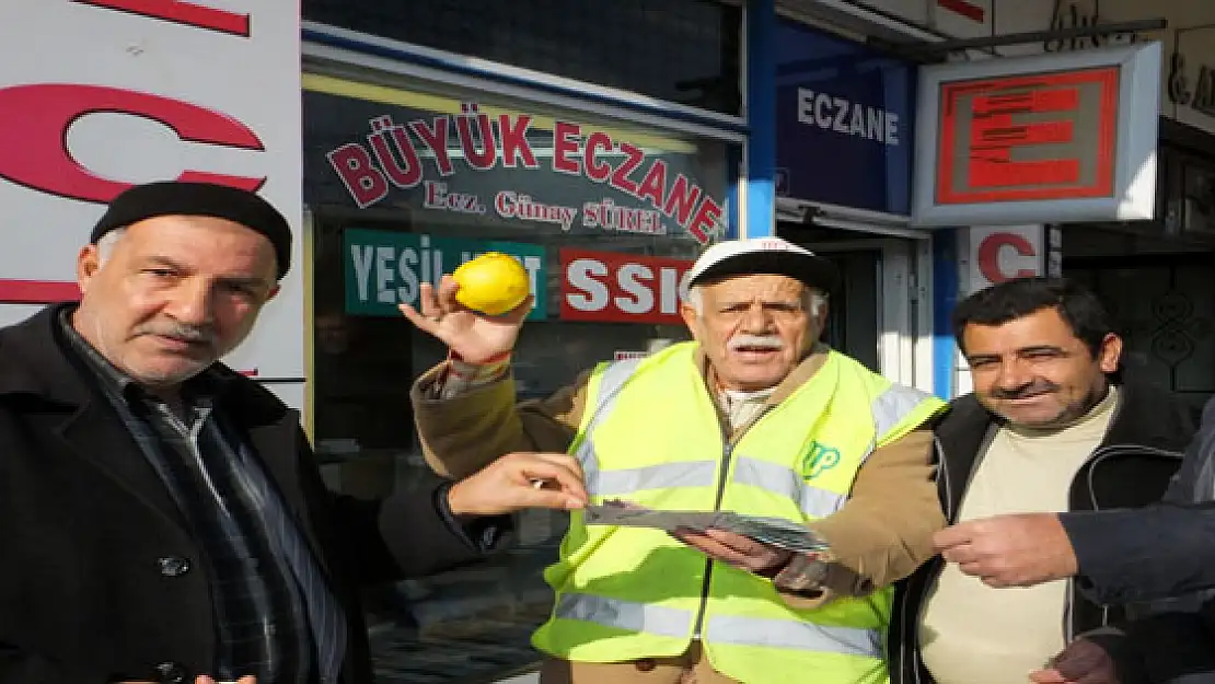 Van'da Şoratan Salih Şans Dağıtıyor