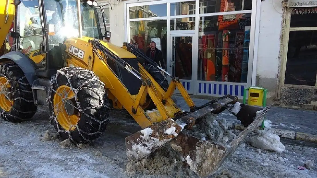 Bahçesaray'da kar temizleme çalışmaları