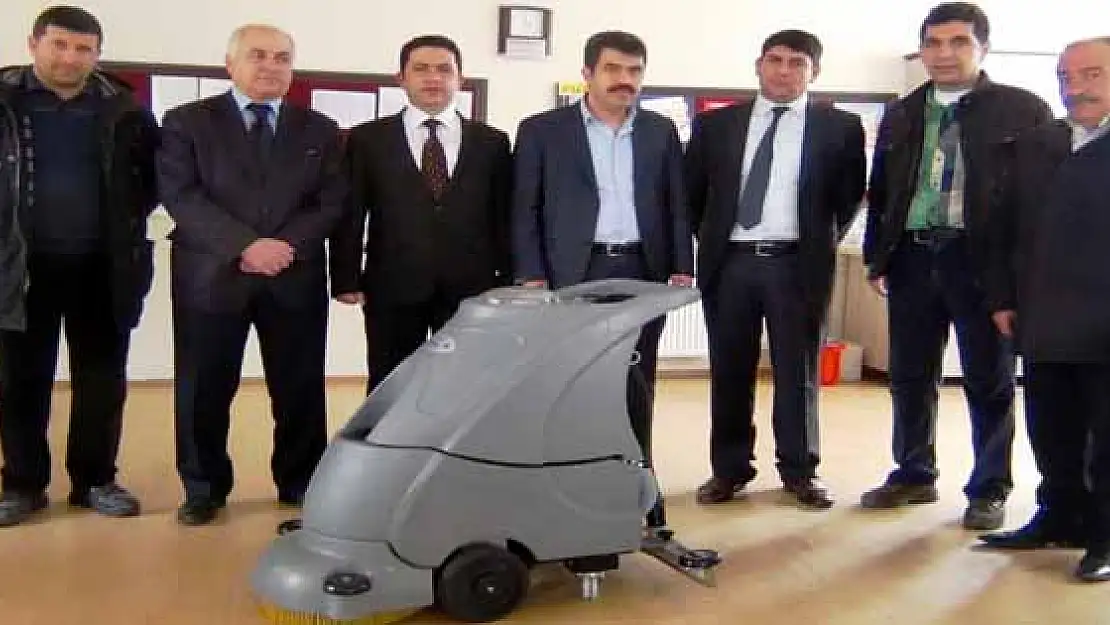 Ercişli İş Adamından İlkokula Temizlik Robotu