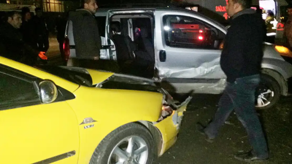 Van'da Trafik Kazası: 2 Yaralı