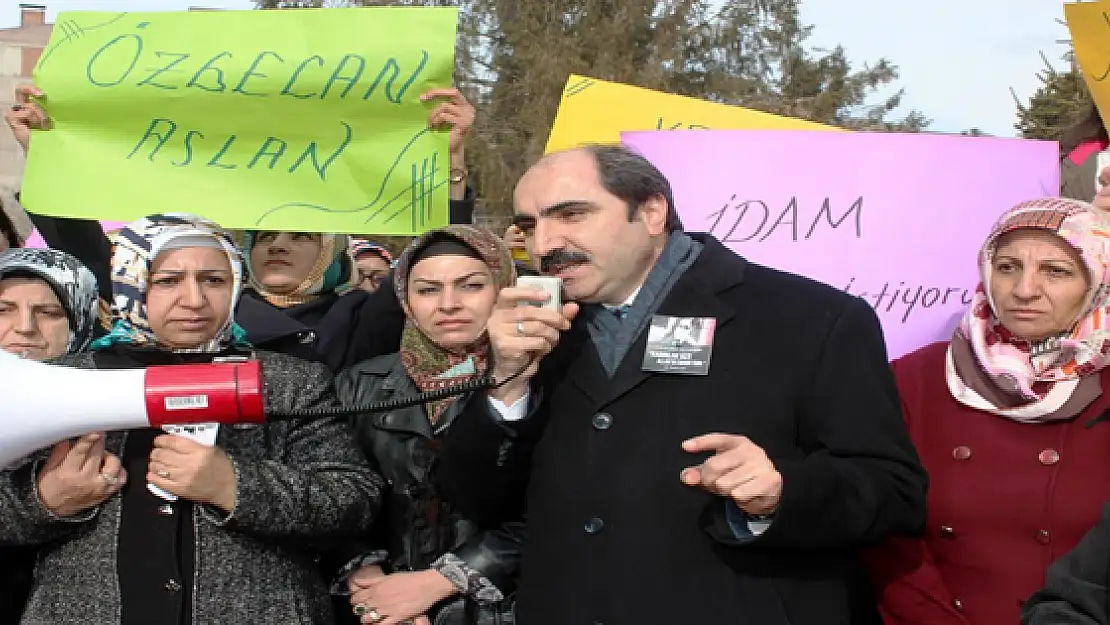 AK Kadınlardan Özgecan Cinayetine Kınama