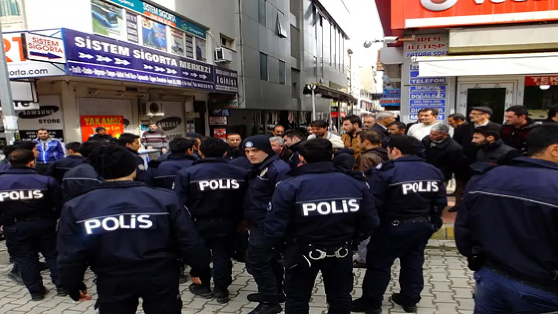 Polis İle  İş Yeri  Sahipleri  Arasında  Gerginlik