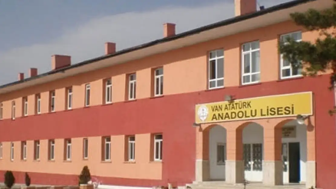 Van'da Atatürk Anadolu Lisesi Sevinci  