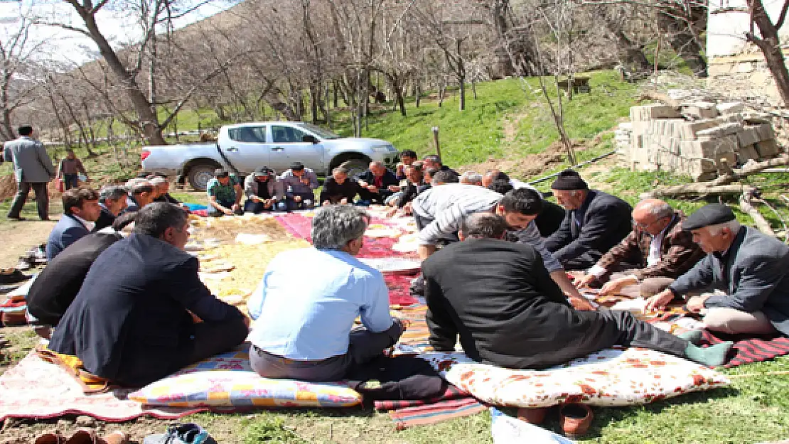 Mahalle Sakinlerinden Eş Başkanlara Yemek