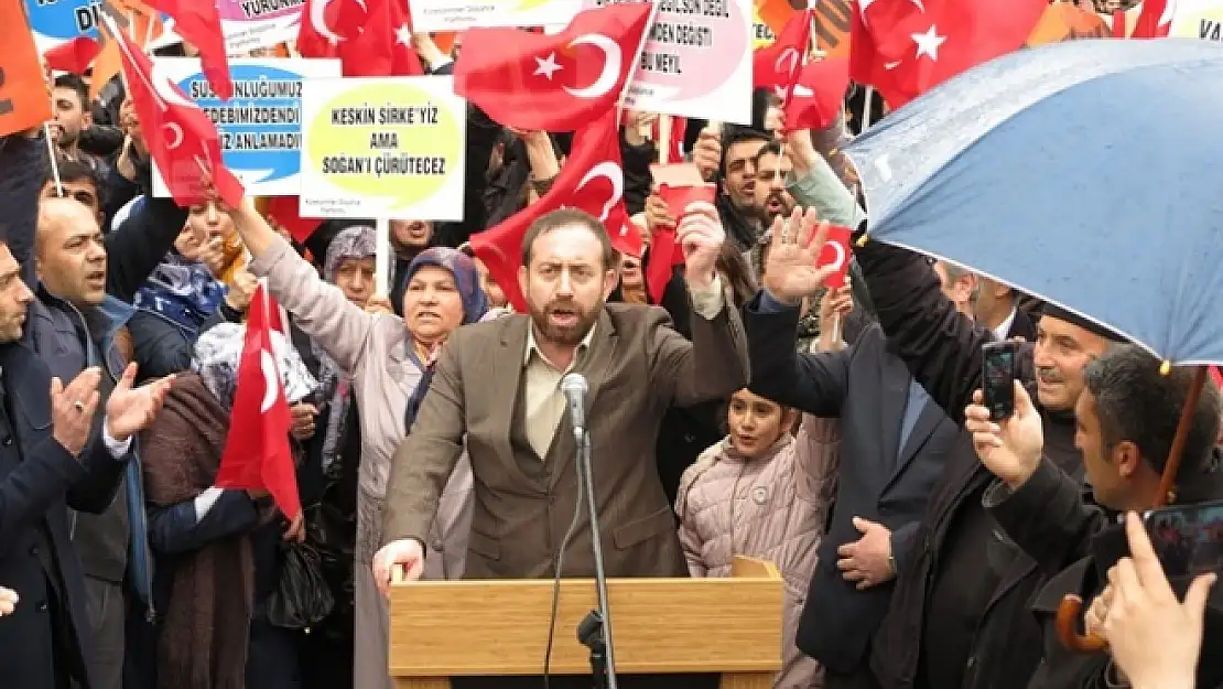 AK PARTİ  MİLLETVEKİLİ  LİSTESİNİ PROTESTO ETTİLER