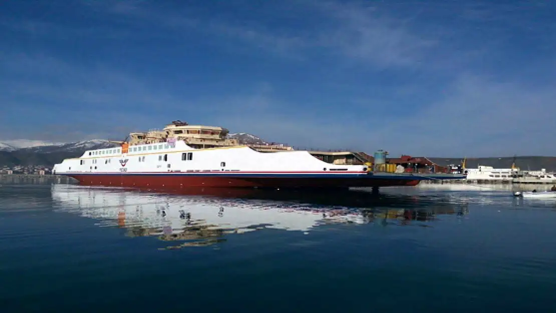 Türkiye'nin 7 Katlı İlk Feribotu Van Gölü'ne İndirildi