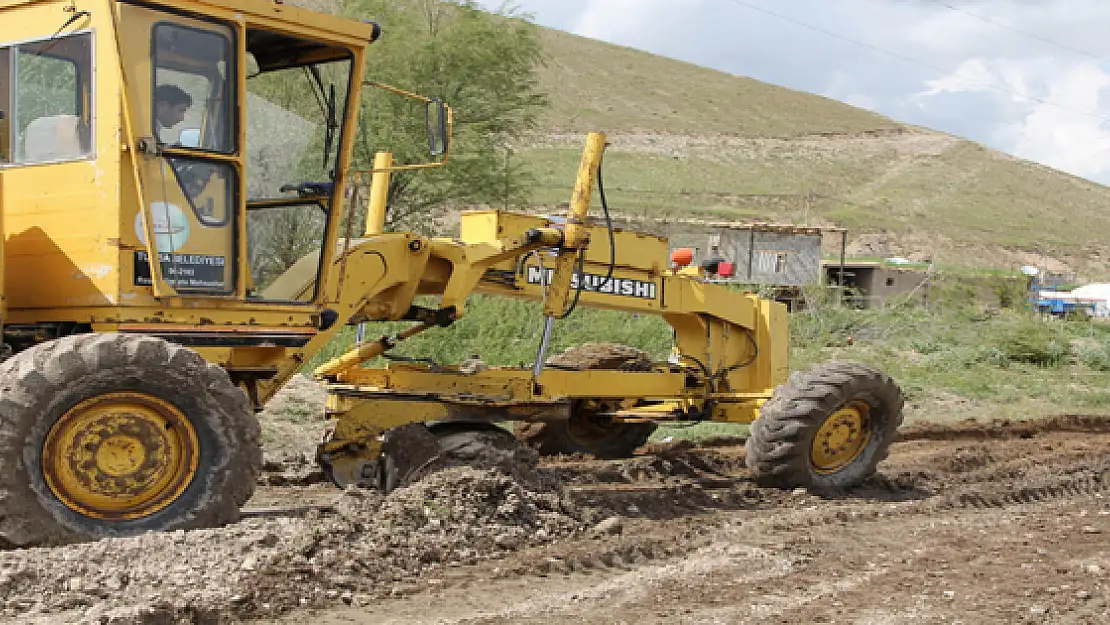 Tuşba Belediyesinin Mahallelere Parke Taşı Çalışması