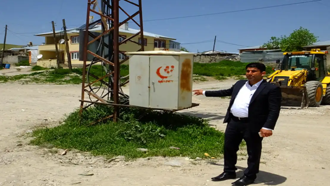 Yol Ortasındaki Direkler Muhtarı İsyan Ettirdi