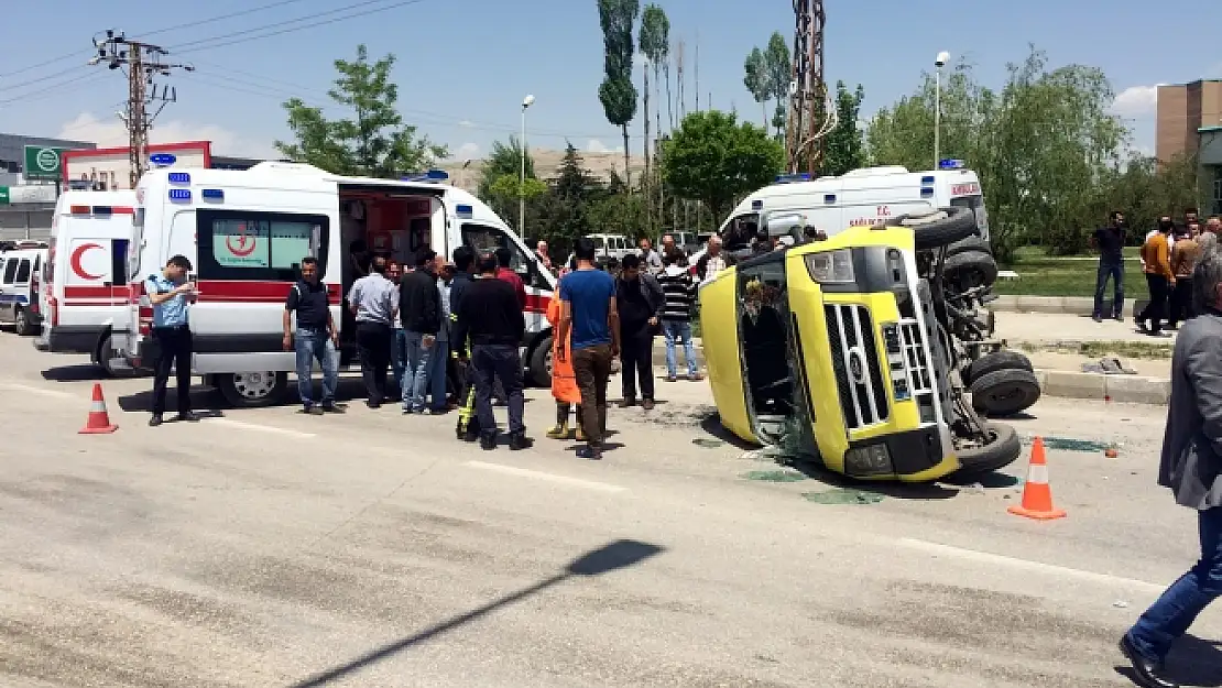 Van'da Trafik Kazası: 18 Yaralı