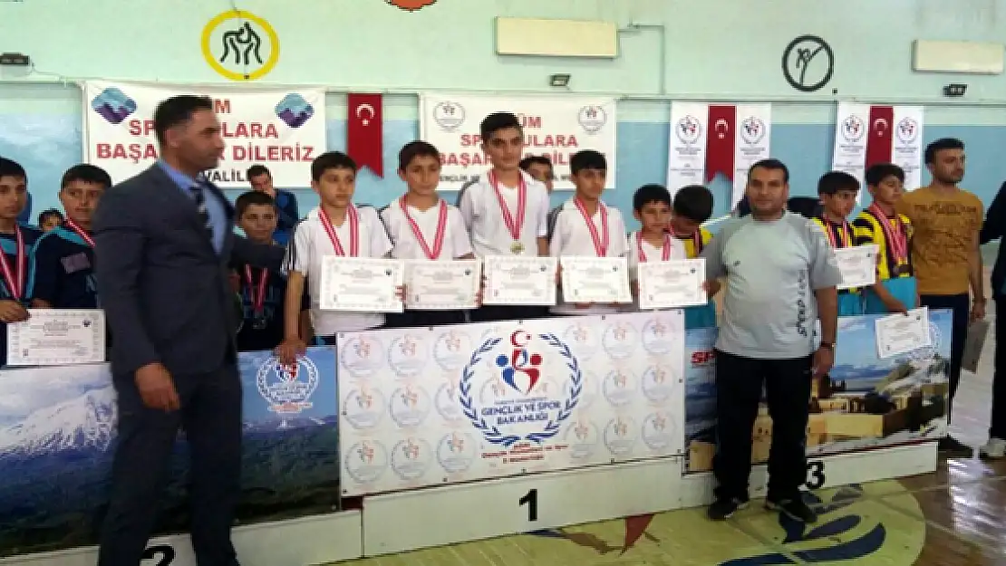 Vanlı Badmintoncular Grup Birincisi Oldu