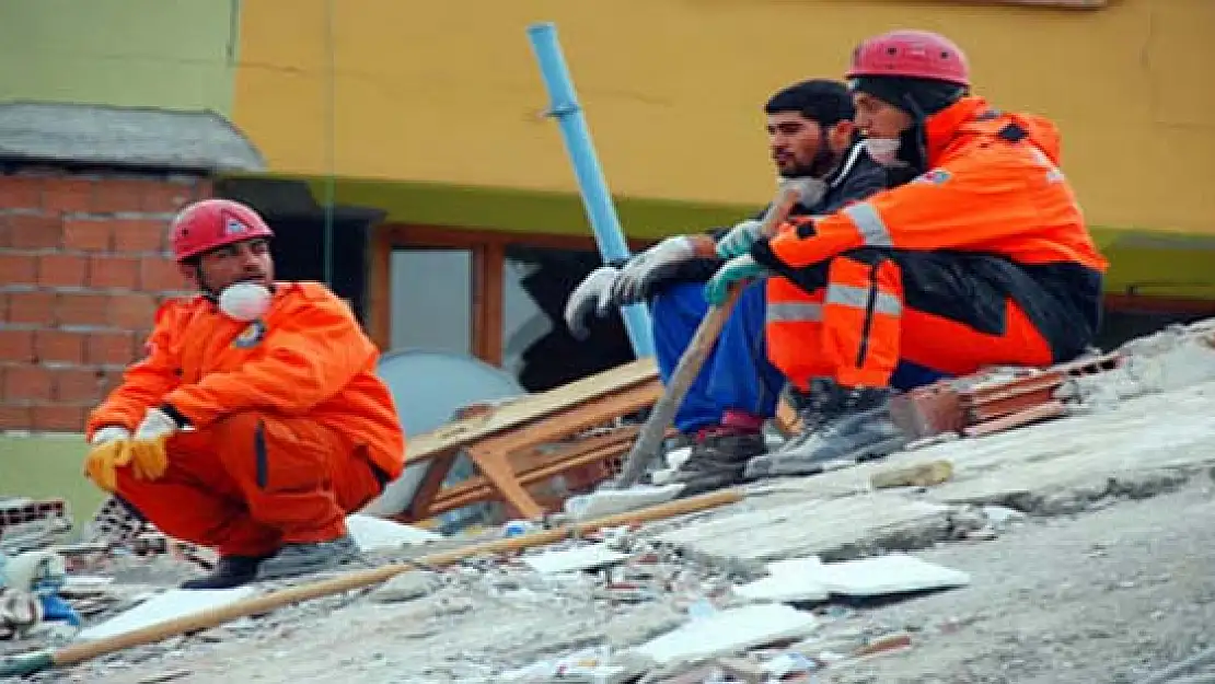 Afad Yıkım İçin Vana Ekip Gönderdi