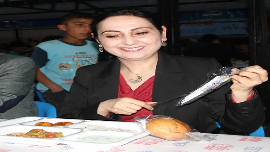 Eş Başkan Figen Yüksekdağ İlk İftarını Çadırda Açtı