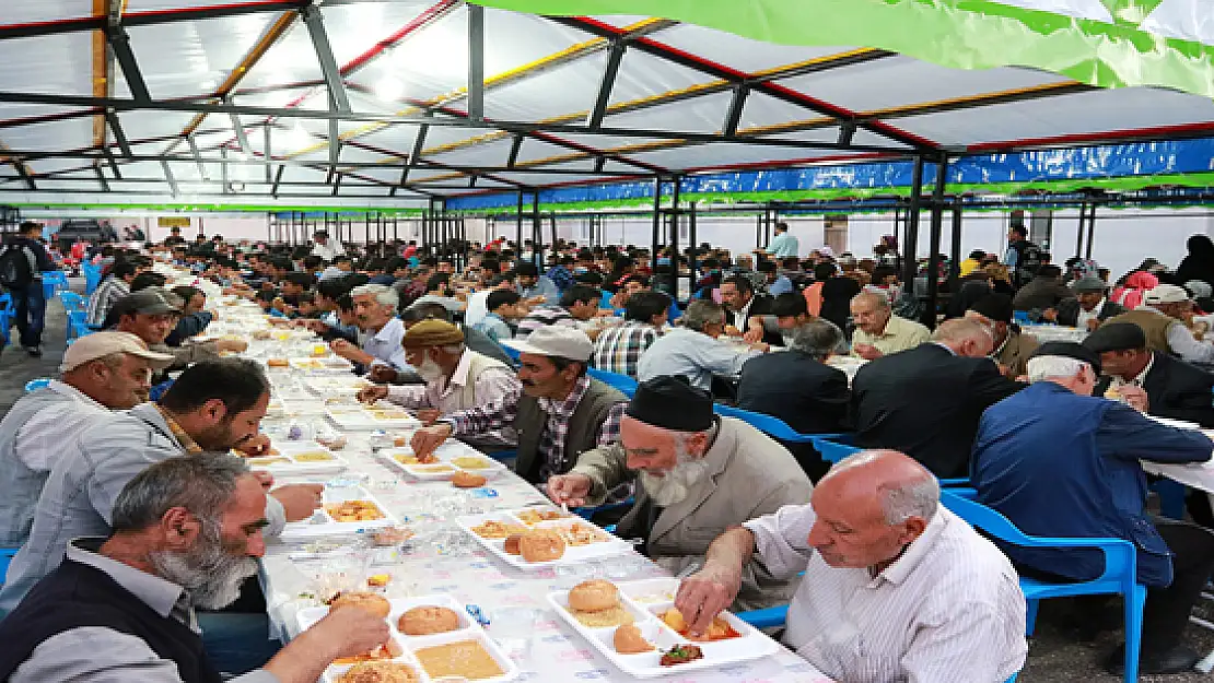 Büyükşehir Belediyesinin İftar Çadırına Yoğun İlgi