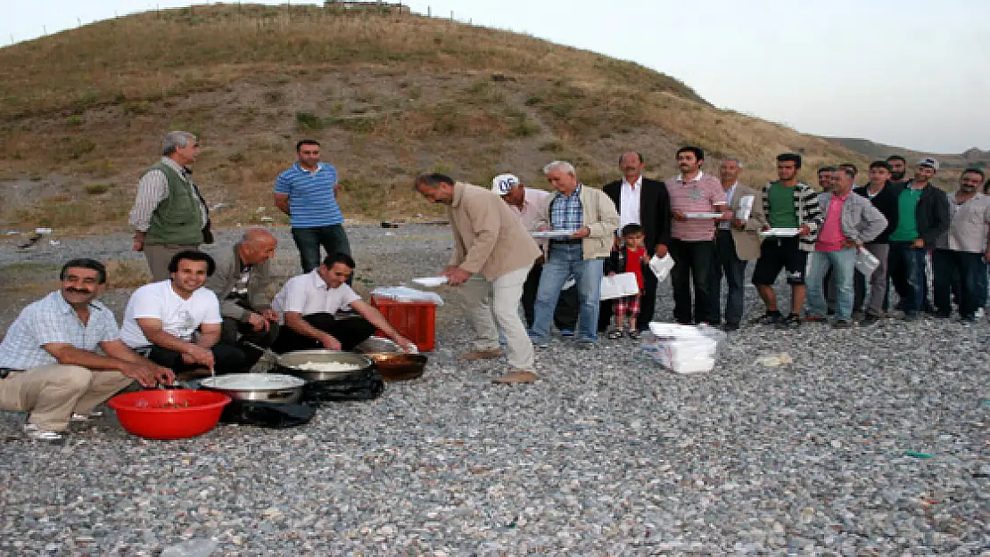 ABYB Üyeleri Amik Sahilinde İftar Açtı