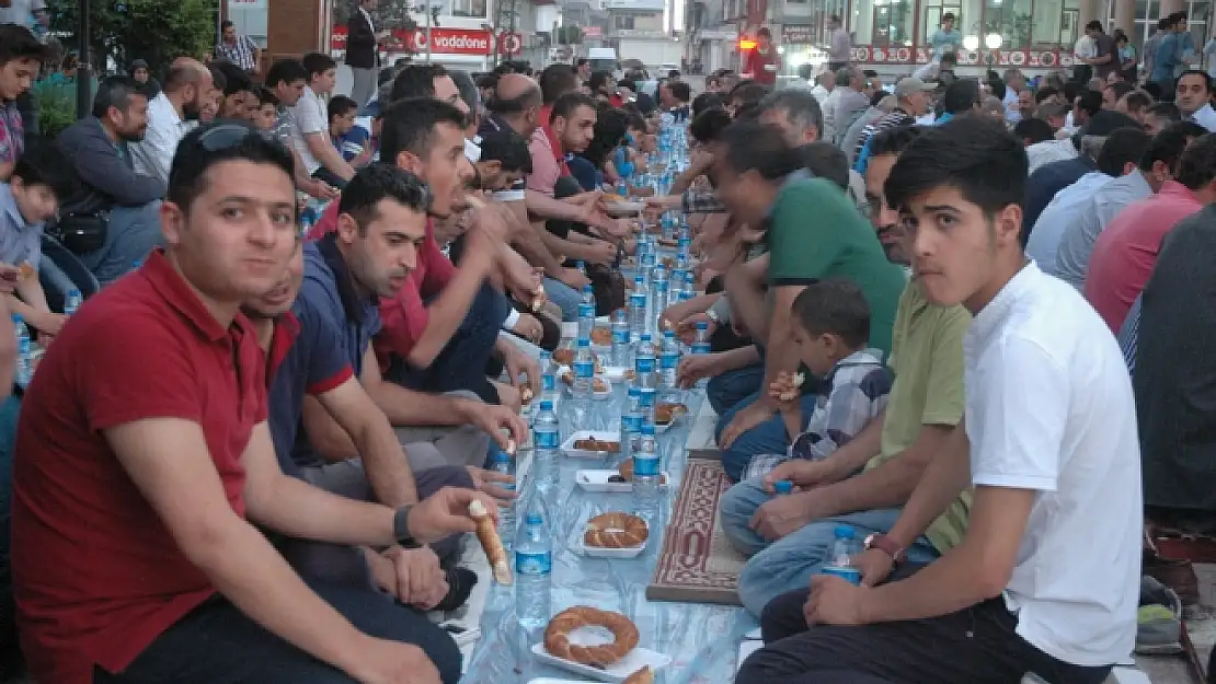 Hurma ve Simitle iftar açtılar