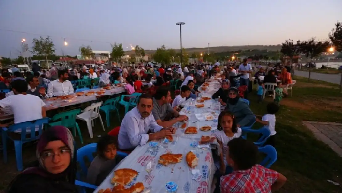 Edremit Belediyesi'den İftar Yemeği