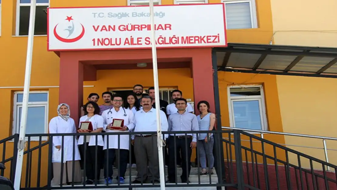 Bebek Dostu Kurum ve Hekimlere Plaket