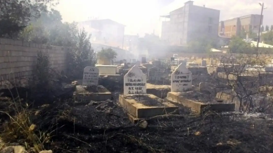 Mezarlık Yangını Büyük Zarar Verdi