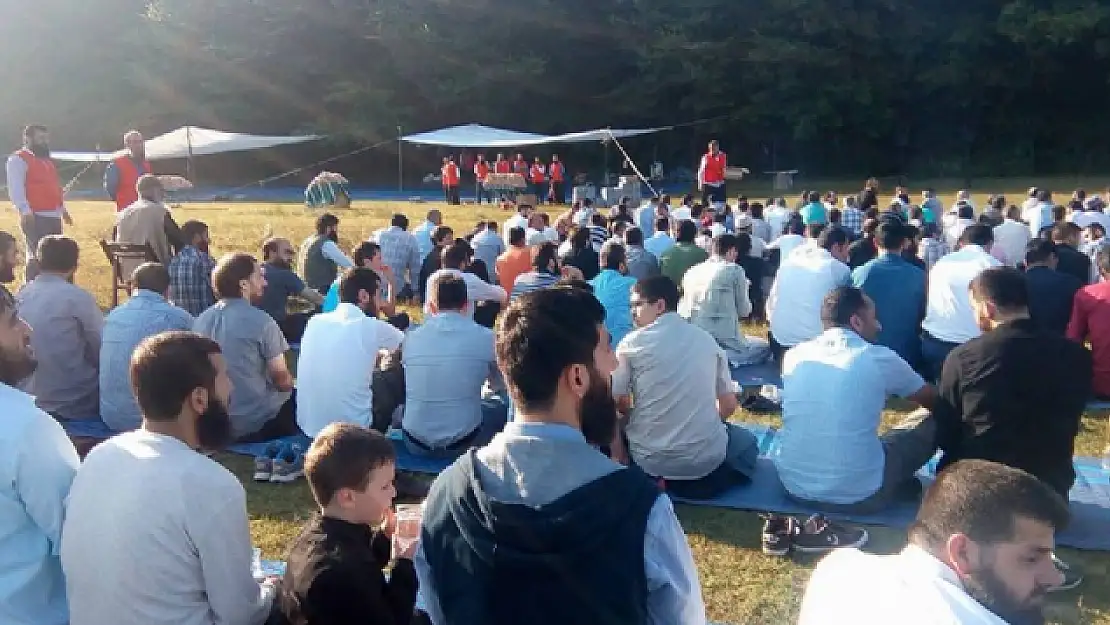 IŞİD, İstanbul'da toplu bayram namazı kıldırdı