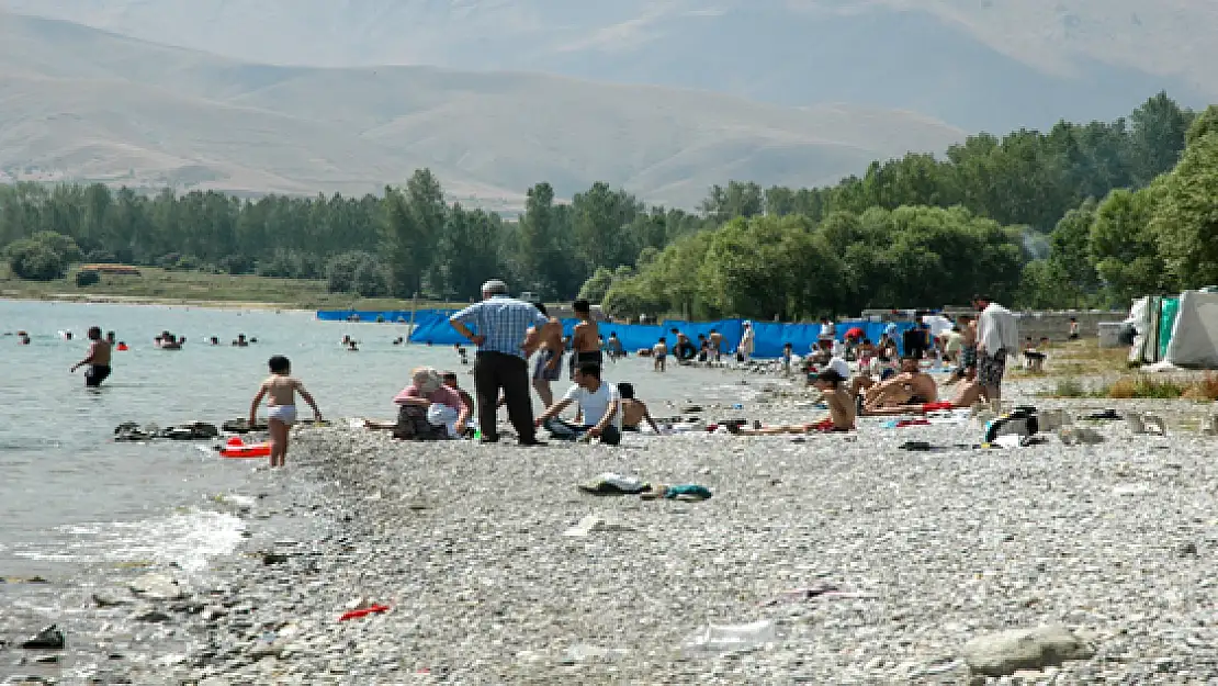 Vatandaşlar Van Gölüne Akın Ediyor