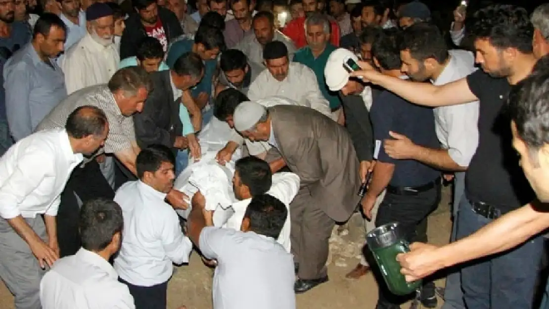 İzmirde ölen 3 işçi Ercişte toprağa verildi