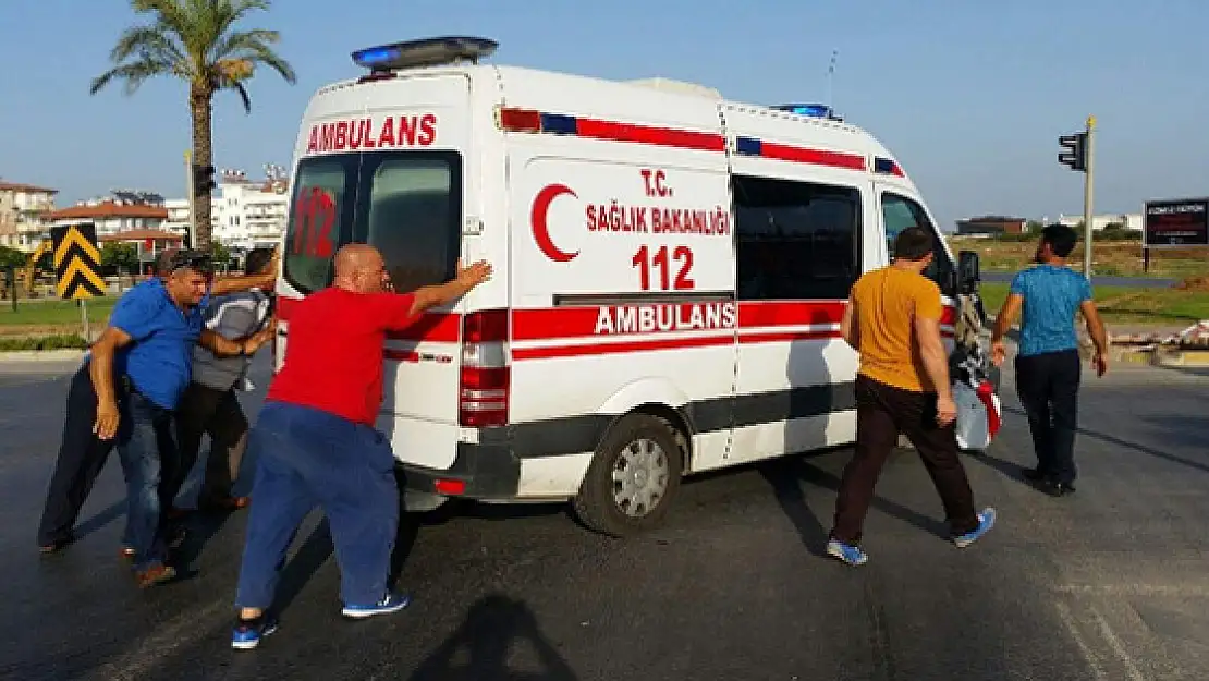 Ambulans kaza yapınca iş vatandaşlara düştü