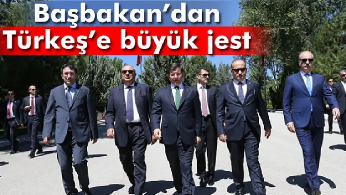 Başbakan Davutoğlu'ndan Tuğrul Türkeş'e plaka jesti