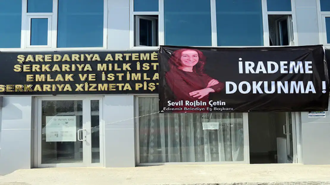  İRADEME DOKUNMA PANKARTLARI TOPLATILDI