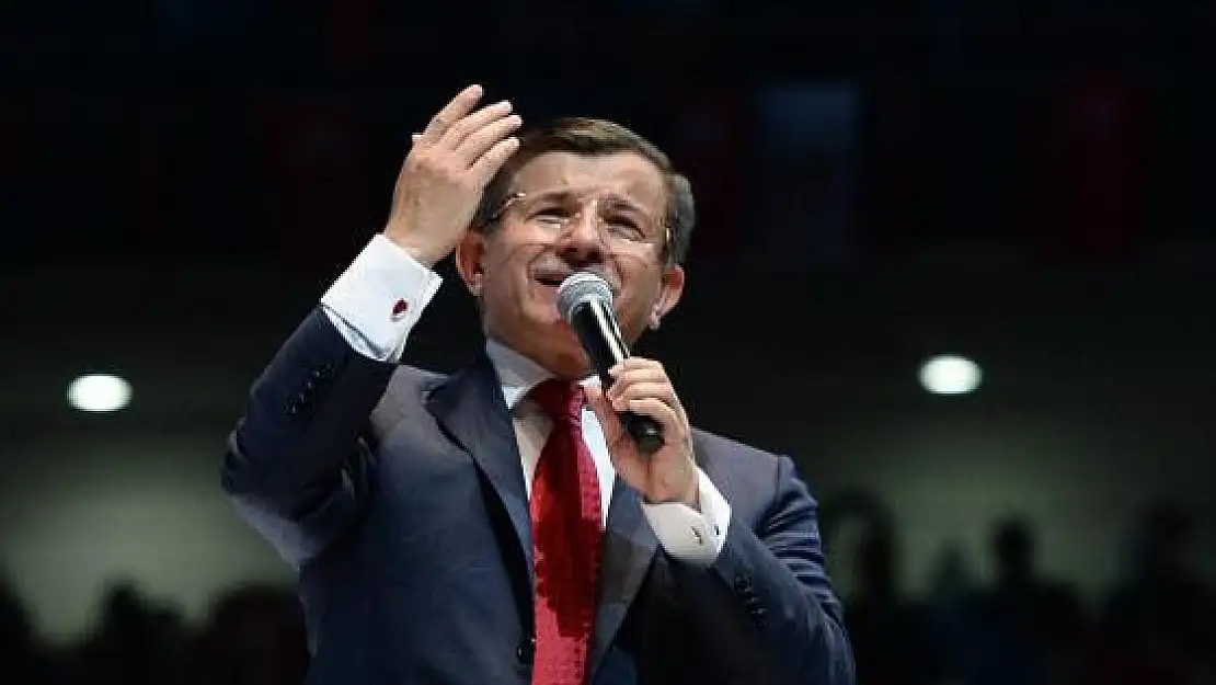 AKP'de Davutoğlu yeniden genel başkan seçildi