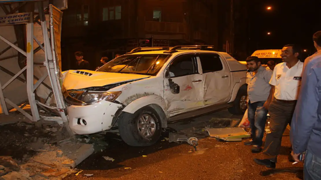 Vanda Sıkışmalı Trafik Kazası: 7 Yaralı