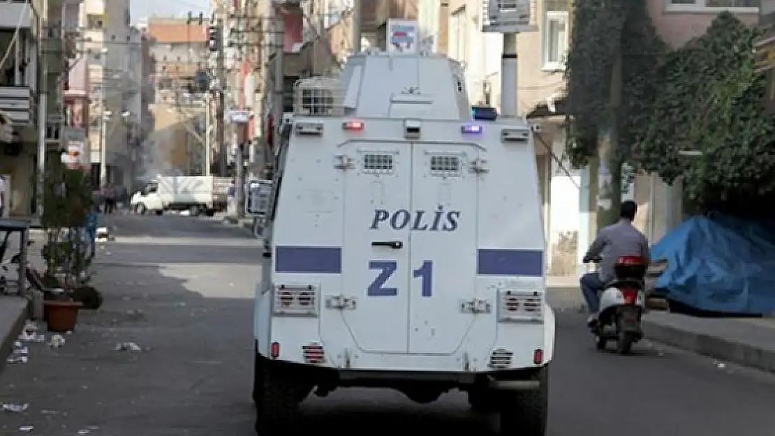 Polis Aracının Geçişi Sırasında Patlama